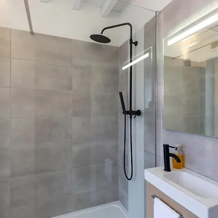 Le Temps De Vivre - Center - Closed Garage